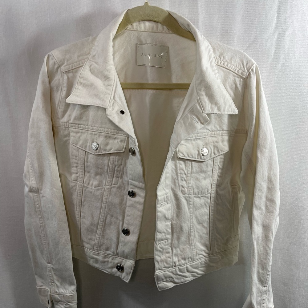 Anine Bing Denim Jacket
White
Pointed Collar
Slit Pockets & Button Closure